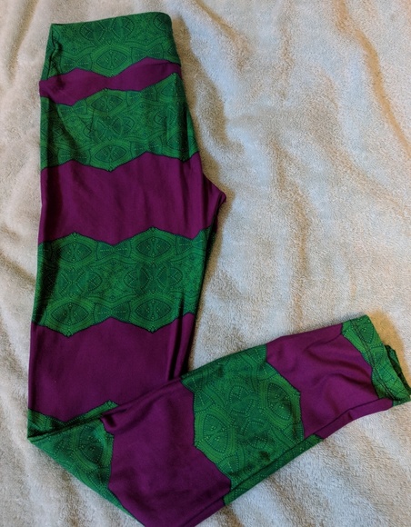 NWOT LULAROE LEAVES ONE SIZE LEGGINGS. - Picture 2 of 7